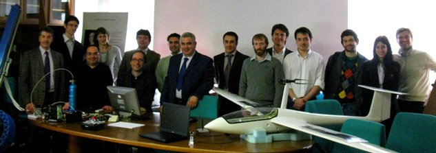 Al centro, con la cravatta blu, il professor Manuello attorniato dai collaboratori dell’ateneo di Cagliari