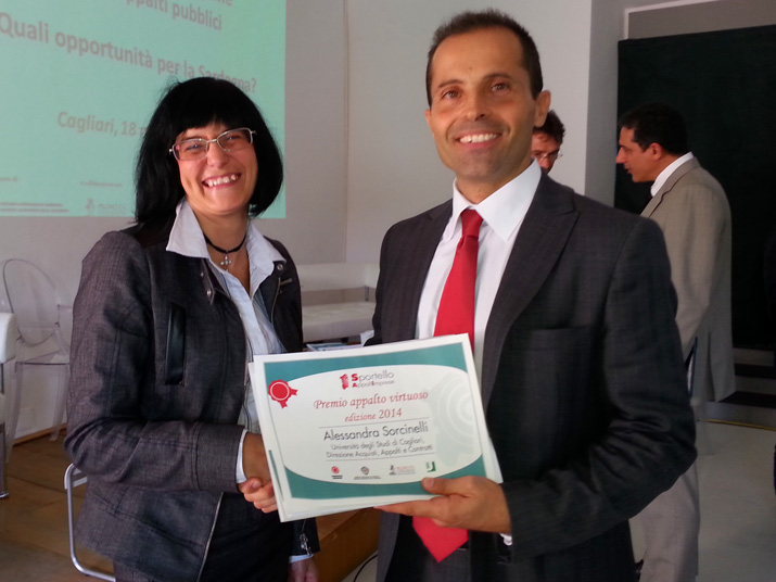 Cagliari, 18 novembre 2014 - La dottoressa Alessandra Sorcinelli riceve l’attestato di premio dal dott. Vincenzo Francesco Perra (foto ic-unicaweb)