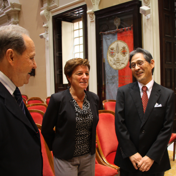Alessandro Riva, il prorettore all’internazionalizzazione Alessandra Carucci e Hiroshi Sameshima nell’Aula magna del Rettorato di Cagliari