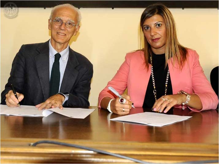 il professor Antonello Sanna e il sindaco Paola Casula firmano la convenzione (servizio fotografico a cura di Francesco Cogotti)