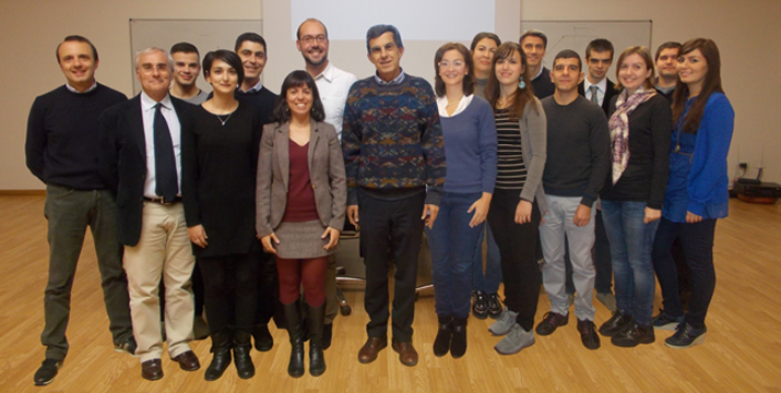 foto di gruppo dello staff, al centro il prof. Paolo Fadda