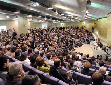 20 maggio 2010 - un’immagine dell’assemblea di ateneo nell’aula magna di ingegneria (foto: Francesco Cogotti)