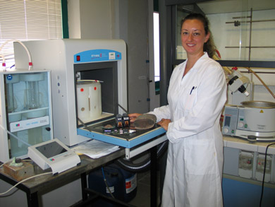 Angela Serpe al lavoro in laboratorio