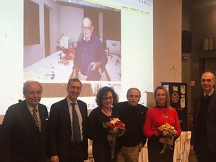 Un altro momento della cerimonia del Rotary in cui è stato premiato il giovane laureato dell'ateneo di Cagliari. Sullo schermo è proiettata una foto in ricordo del professor Angelo Aru