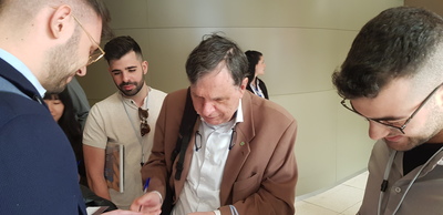Giorgio Parisi firma autografi dopo la sua lectio magistralis