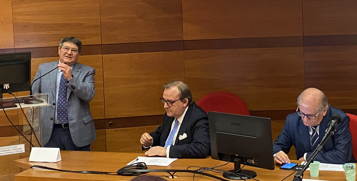 L'intervento del magnifico rettore Francesco Mola alla conclusione del Master. Al tavolo Gabriele Finco (al centro) e  Mario Musu
