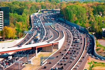 Una suggestiva immagine della 495 Express Lane, moderna arteria dotata di funzionalità tecnologiche per risolvere i problemi dell'eccessivo traffico