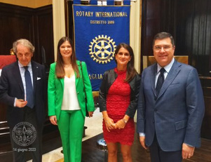 Le due premiate con i rappresentanti del Rotary Club Cagliari Nord. Da sinistra Michele Agus, Chiara Piras, Marta Varacalli e Gabriele Andria