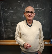 Il professor Bongiovanni, ordinario di Scienze fisiche (settore scientifico disciplinare Fisica sperimentale), docente del Dipartimento di Fisica dell'Università di Cagliari
