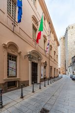 Cagliari, scorcio di via Università con il Palazzo Belgrano (rettorato di UniCa) e la Torre dell'Elefante