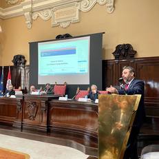 A destra Carlo Doria durante il suo saluto. Al centro del tavolo il rettore Mola