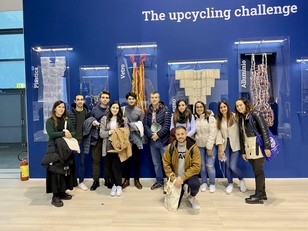 La foto di gruppo dei giovani universitari con il professor Muntoni negli stand della Fiera di Rimini