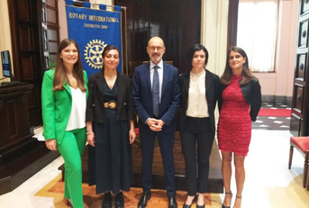Al centro della foto il prorettore vicario dell'ateneo cagliaritano. Ai lati Chiara Piras con Lorena Lorefice e Marta Varacalli con Valeria Deplano