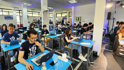 Studenti e studentesse durante la sfida “Capture the flag”