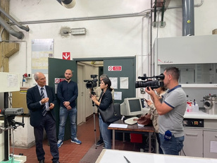 3 novembre 2022 - Telecamere e giornalisti di RAI3 e TeleSardegna nei laboratori del Dimcm per intervistare il professor Giacomo Cao sugli studi Spark plasma sintering