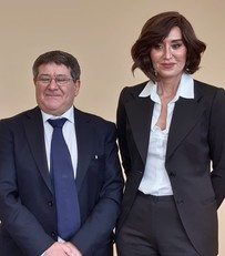 Il rettore Francesco Mola e la ministra Anna Maria Bernini. Per la Regione Sardegna, con il presidente del consiglio Michele Pais, presenti gli assessori Andrea Biancareddu, Ada Lai e Anita Pili