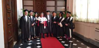 Nella foto Massimo Ammaniti e il rettore Francesco Mola (al centro) con la commissione di laurea. Da sinistra i professori: Guicciardi, Vismara, Sechi, Mola, Ammaniti, Lucarelli, Cabras, Petretto