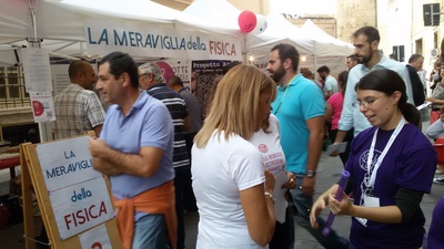 Divulgazione scientifica, promozione della ricerca e coinvolgimento negli studi del Dipartimento di Fisica alla base di Open Days e Open Labs (nella foto una delle passate edizioni dell'European Researchers Night)