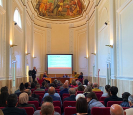 Un'immagine dell'aula magna Baffi nel corso della mattinata (foto nella pagina a cura di Carlo Contu - Unica.it)