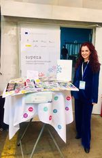 Ester Cois allo spazio allestito per il progetto SUPERA