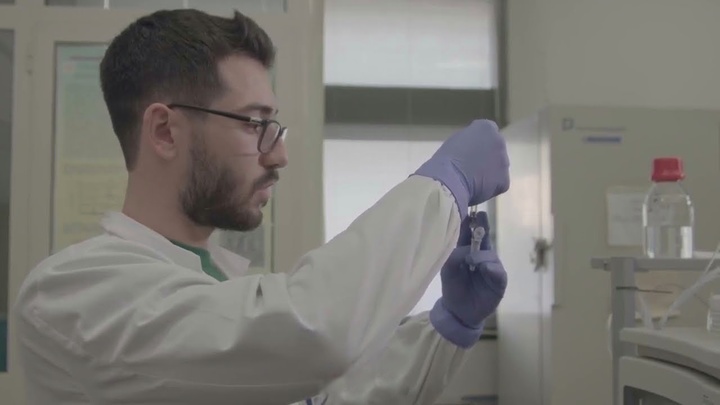 Studente fa ricerca in Laboratorio con provetta