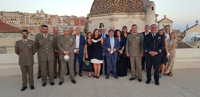 Una bella foto di gruppo nella terrazza della caserma De Murtas (ex ospedale militare) tra rappresentanti dell'Università di Cagliari e ufficiali delle Forze armate