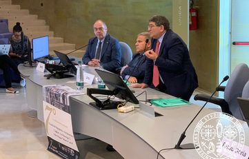 Cagliari, 25 maggio 2023 - Il saluto di Francesco Mola nell'aula magna di Ingegneria. A fianco del rettore Aldo Urru (al centro) e Gianni Penzo Doria