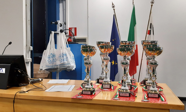 Coppe, medaglie, gadget e attestati di merito per tutti gli studenti e le studentesse in finale