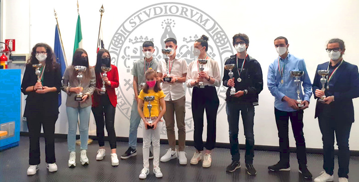 In tutta Italia sono stati 10.299 gli studenti che hanno partecipato alle diverse fasi 2022, in rappresentanza di 612 istituti scolastici, un record per i Giochi della Chimica e un bel segnale per la diffusione della cultura scientifica nel nostro Paese