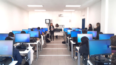 Quartu Sant'Elena - Le ricercatrici Terrone e Gravina in un'altra immagine della giornata di presentazione e test pratici nel Liceo Motzo