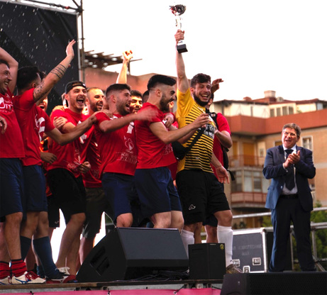 Premiazione della precedente edizione, vincitrice la squadra "Malos a Ghirare". A destra nella foto il professor Francesco Mola, rettore dell'Università di Cagliari