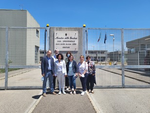 Un'immagine scattata davanti alla casa di reclusione di Massama durante una giornata di Orientamento. Da sinistra, in prima fila: Stefano Zedda, Cristina Cabras, Giuseppina Vacca, Laura Pinna e Claudia Secci. Dietro: Nicola Melis e Giuseppina De Giudici