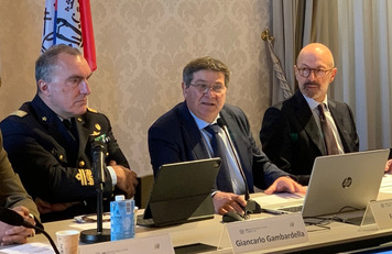 Un altro scatto del Kick off meeting. Al centro il rettore Francesco Mola, tra il generale Giancarlo Gambardella e il prorettore vicario Gianni Fenu