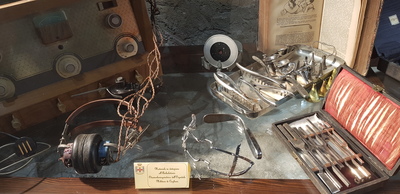 Strumenti e materiale otorinolaringoiatrico esposti in una delle nuove teche della Sala Satta