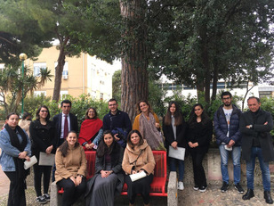 Nella foto di gruppo, i premiati del concorso &ldquo;Un pensiero per cancellare la violenza di genere&rdquo;, con il preside di Ingegneria e Architettura Daniele Cocco e le professoresse Ester Cois e Caterina Giannattasio