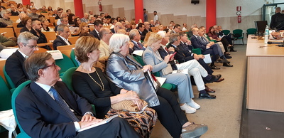 In prima fila - con Paci, Spissu e Mola (al centro) - si riconoscono la professoressa Morelli tra i due ex rettori, Melis e Del Zompo, i prorettori Fenu, Pilo e Colombo