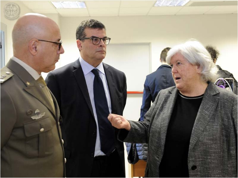 Centro di simulazione medica, il Rettore conversa con l'assessore Arru e il Gen. Pintus (Comandante Regione Militare Sardegna)