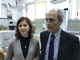 Veronica Malavasi e Giacomo Cao nei laboratori del Centro interdipartimentale ingegneria e scienze ambientali dell'Università di Cagliari in via San Giorgio