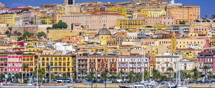 Cagliari e i quartieri della Marina e di Castello in una veduta dal porto