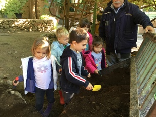 Bambini impegnati nella realizzazione dell'Orto elfico