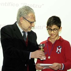 il prorettore Pietro Ciarlo premia Filippo Falqui Cao (alunno iscritto all'Istituto Alfieri / Conservatorio di Cagliari, primo assoluto nella categoria C1