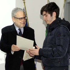 il professor Ciarlo consegna il premio al primo classificato della categoria L2, Andrea Ibba dell'Istituto Brotzu di Quartu Sant'Elena
