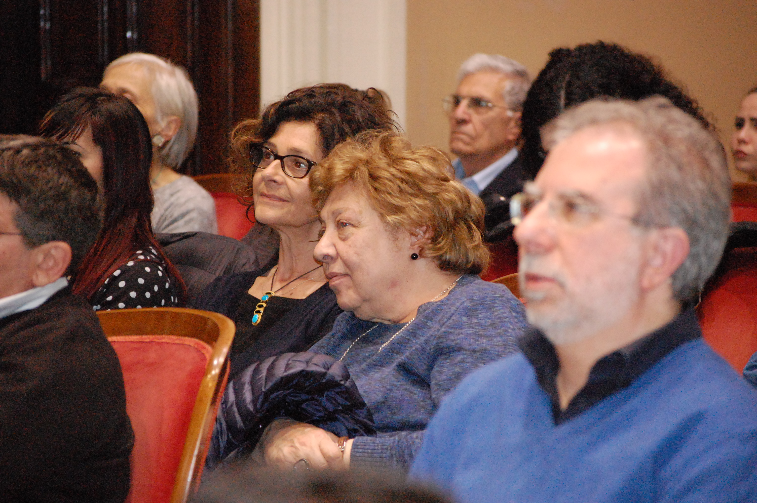Al centro della foto, le docenti Elisabetta Loffredo e Maria Giovanna Falzone