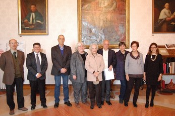 Foto di gruppo dopo la firma: Ignazio Putzu, Francesco Mola, Gabriele Navarra, Maria Del Zompo, Gabriella Dessì, Giorgio Piccaluga, Maura Monduzzi, Gabriella Pinna, Alessandra Orrù