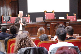 Mauro Mura durante il seminario di UniCa per l'Etica