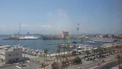 Cagliari. Una veduta del porto del capoluogo dalla via Roma (Ansa)