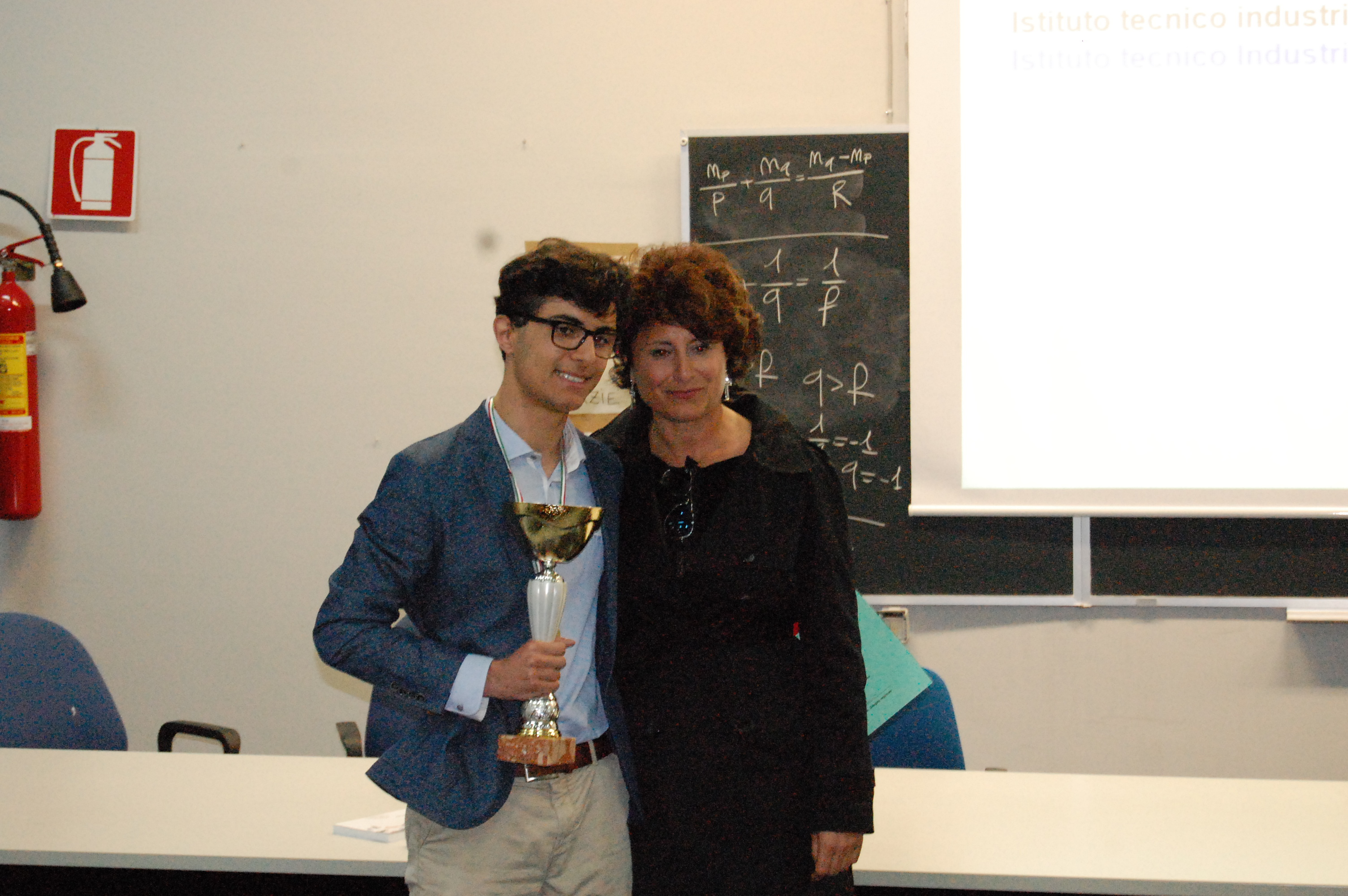 Giochi della Chimica, foto ricordo all'Università di Cagliari per Alessandro Ledda e la sua mamma