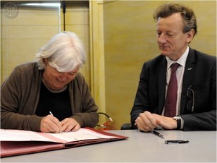 La firma dell'accordo con l'Agenzia Spaziale Italiana