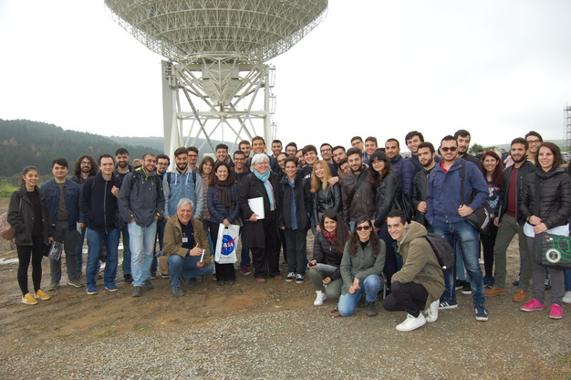 Foto di gruppo davanti al Sardinia Radio Telescope, da oggi ufficialmente uno dei punti più importanti del Deep Space Network