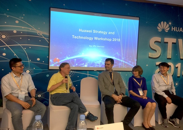 Battista Biggio (il terzo da sinistra) all'STW 2018 della Huawei